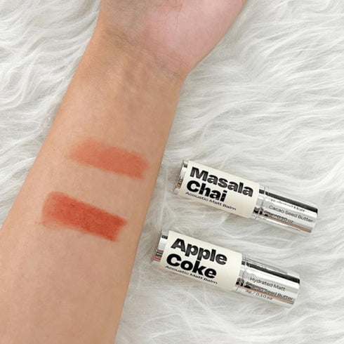 Creează un look cozy și rafinat cu Lip Balm Masala Chai de la Alternative Stereo.
Textura sa mată nu usucă buzele, oferind hidratare și stil. WowSkin Romania