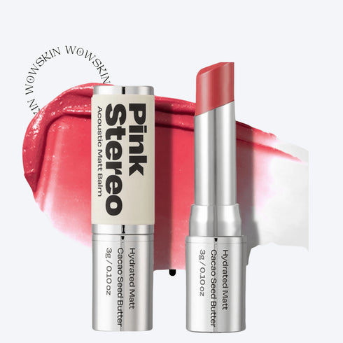 Redescoperă feminitatea cu rujul mat Alternative Stereo Pink Stereo – un roz vibrant cu efect catifelat.
Textura lejeră oferă confort și rezistență întreaga zi. WowSkin Romania