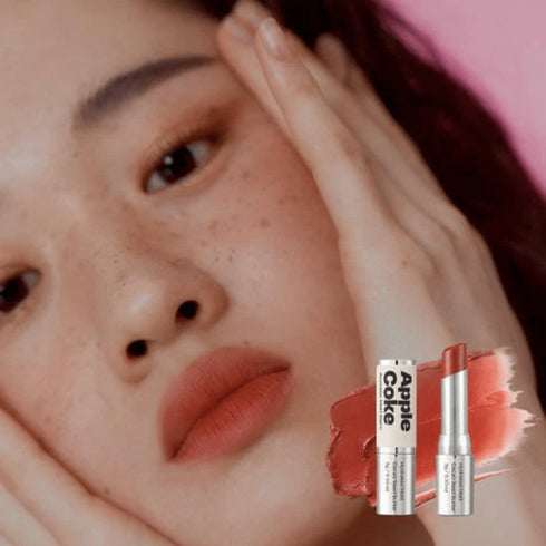 Culoare roșu închis mat cu textură cremoasă și finish elegant
Acoustic Matt Balm Apple Coke îți oferă buze bine definite, fără a le usca, potrivit pentru zi și seară. WowSkin Romania