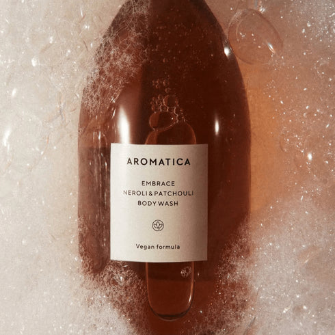 Gelul de duș Aromatica Embrace cu Neroli și Patchouli revitalizează simțurile și menține hidratarea naturală a pielii. Formulă vegană, fără sulfați, pentru utilizare zilnică.