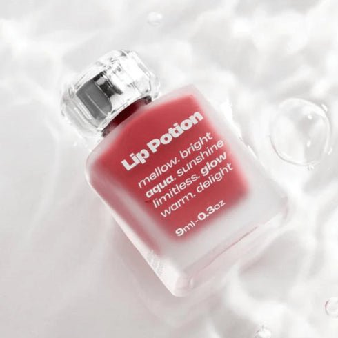 Buze strălucitoare și moi cu Lip Potion Aqua Glow Sugar Rose
Cu o textură lejeră și un finish natural lucios, acest balsam oferă o culoare subtilă și îngrijire profundă.
 WowSkin Romania