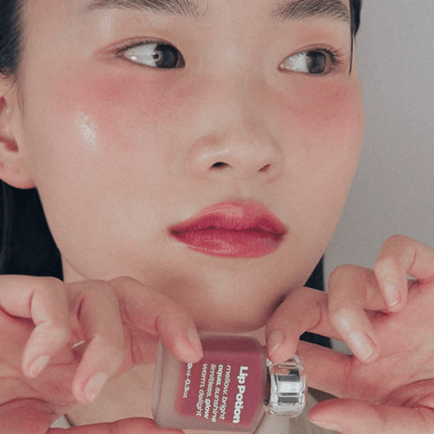 Balsamuri cu efect glow – Sugar Rose & Grape Sherbet pentru un look proaspăt
Obține buze luminoase și perfect îngrijite cu Lip Potion Aqua Glow în tonuri de roz delicat sau mov subtil. WowSkin Romania