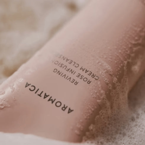 Bucură-te de o curățare blândă și revigorantă cu cleanserul cremă Aromatica cu trandafiri. Formula sa naturală menține echilibrul pielii și reduce senzația de uscăciune.