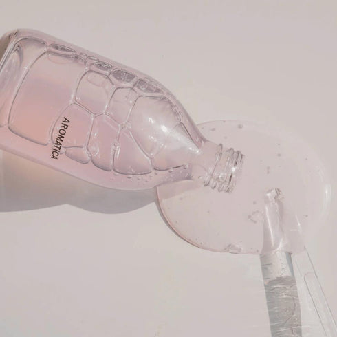 Hrănește în profunzime cu Aromatica Rose Infusion Serum, ser facial natural pentru piele radiantă. Potrivit pentru toate tipurile de ten, inclusiv sensibil sau matur.