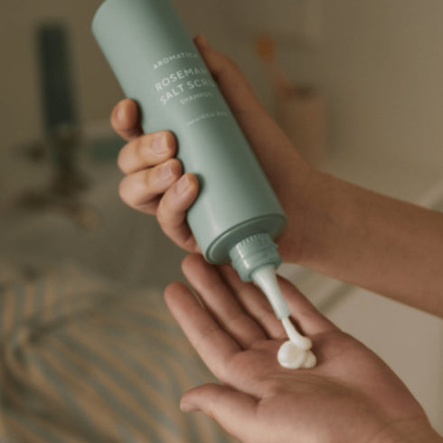 Experimentează o curățare profundă și un scalp revitalizat cu Aromatica Salt Scrub Shampoo cu rozmarin, perfect pentru echilibrarea scalpului sensibil.