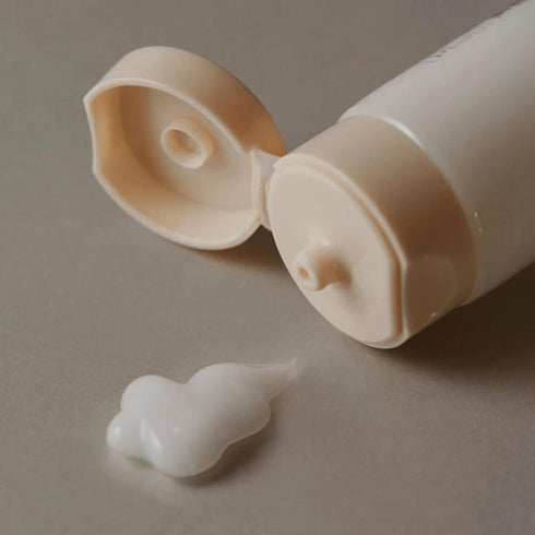 Bucură-te de o piele netedă și revitalizată cu Aromatica Aloe Soothing Cream, formulată cu extracte naturale. Ideală pentru hidratarea zilnică și calmarea tenului reactiv.