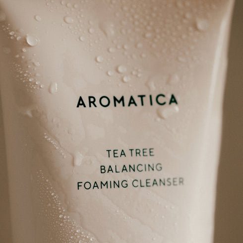Cleanserul Aromatica cu tea tree are efect purificator și calmant, fiind perfect pentru rutina zilnică de îngrijire. Spumă lejeră, formulă vegană.