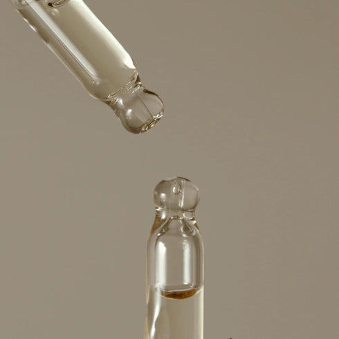 Serul Aromatica cu tea tree detoxifică porii și calmează pielea iritată. Recomandat pentru ten cu tendință acneică și pori dilatați.