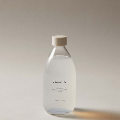 Redă vitalitatea pielii cu tonerul natural cu rozmarin Aromatica, ideal pentru tenul tern și deshidratat. Formula curată și echilibrată.