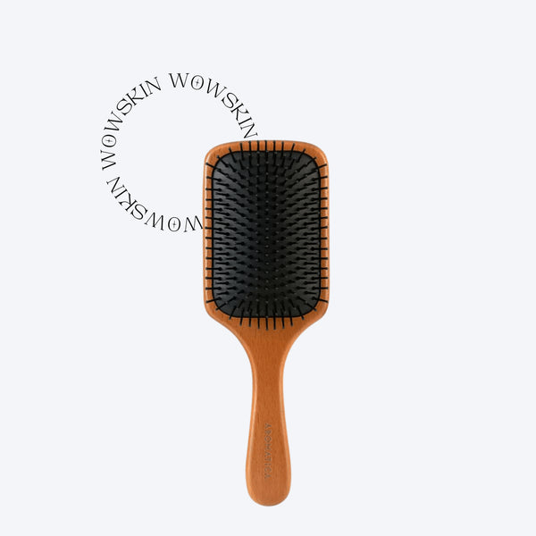 Aromatica Wooden Scalp Brush M stimulează circulația scalpului și ajută la reducerea căderii părului. Perie naturală din lemn pentru un masaj eficient.