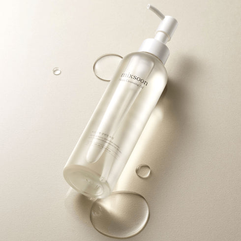 Mixsoon Bean Cleansing Oil  Curăță profund și revigorează-ți pielea cu Mixsoon Bean Cleansing Oil. Această formulă unică de 200ml, bazată pe extracte naturale de fasole, dizolvă și îndepărtează eficient machiajul și impuritățile fără a perturba echilibrul natural al pielii. Bogat în nutrienți și antioxidanți, uleiul de curățare lasă pielea suplă și hidratată, pregătită pentru restul rutinei tale de îngrijire