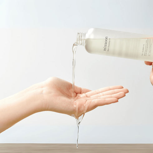 Mixsoon Bean Cleansing Oil  Curăță profund și revigorează-ți pielea cu Mixsoon Bean Cleansing Oil. Această formulă unică de 200ml, bazată pe extracte naturale de fasole, dizolvă și îndepărtează eficient machiajul și impuritățile fără a perturba echilibrul natural al pielii. Bogat în nutrienți și antioxidanți, uleiul de curățare lasă pielea suplă și hidratată, pregătită pentru restul rutinei tale de îngrijire