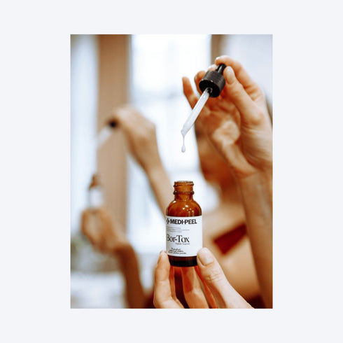 Vă prezentăm MEDPEEL Bor-Tox Peptide Ampoule, un elixir al tinereții pentru pielea dumneavoastră. Acest ser puternic, capturat pe un fundal cald, auriu, valorifică puterea peptidelor pentru a întineri și a restaura.Conceput pentru îngrijirea profesională a pielii la domiciliu, acesta vizează liniile fine și ridurile, promovând un ten mai neted și mai ferm. Formula Bor-Tox este o dovadă a dedicării MEDPEEL pentru soluții anti-îmbătrânire inovatoare și eficiente