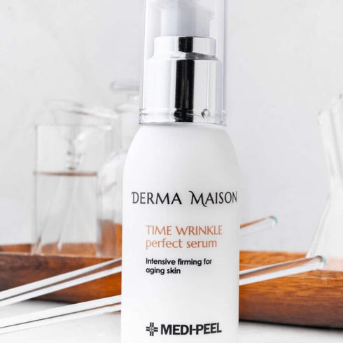Întoarceți ceasul înapoi cu TIME WRINKLE Perfect Serum de la DERMA MAISON, o soluție sofisticată pentru întărirea intensivă a pielii îmbătrânite. Acest ser premium este formulat pentru a netezi liniile fine și ridurile, oferind o strălucire tinerească. Designul elegant al flaconului cu pompiță albă reflectă abordarea modernă a serului în ceea ce privește îngrijirea pielii