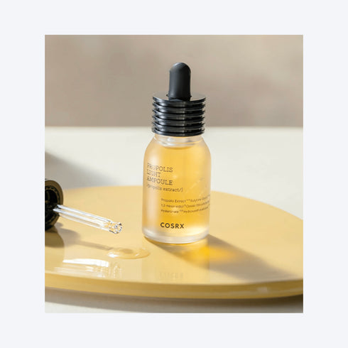Redă vitalitatea pielii cu COSRX Propolis Light Ampoule, ser coreean cu efect antioxidant și antiinflamator. Formulă ușoară, ideală pentru toate tipurile de ten, inclusiv acneic sau mixt. wowskin.ro