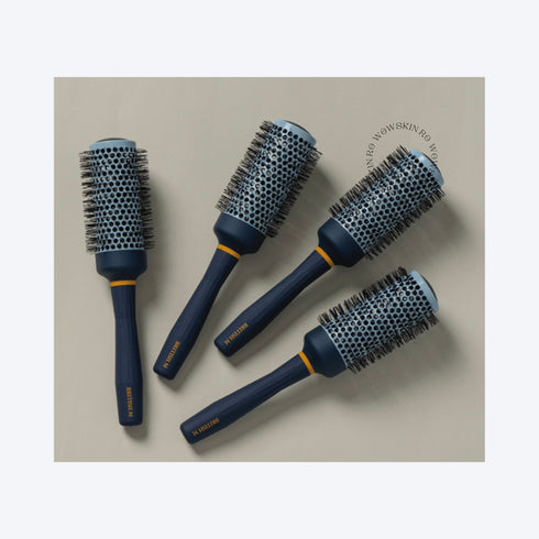 Peria ceramică British M Hot Curling este un instrument de coafare premium care combină funcționalitatea și designul pentru a oferi cele mai bune rezultate. Fabricată cu tehnologie ceramică avansată, această perie distribuie căldura în mod uniform, protejând părul și reducând riscul de deteriorare termică. Forma sa cilindrică este ideală pentru crearea buclelor naturale și a valurilor lejere, asigurând o finisare netedă și strălucitoare. Mânerul ergonomic asigură o manevrare ușoară și control precis