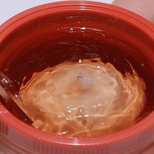 Hidratați-vă și hrăniți-vă pielea cu Hyal Kombucha Tea-Tox Cream de la MEDIPEEL. Această cremă de lux îmbină cea mai bună Kombucha din Marea Britanie cu acid hialuronic, oferind nutrienți esențiali pentru un ten sănătos și vital. Textura sa cremoasă și ingredientele puternice asigură o piele refăcută și radiantă