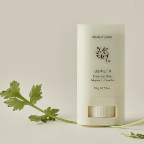 Cremă solară solidă cu efect matifiant, perfectă pentru ten predispus la exces de sebum.
Beauty of Joseon SPF50+ stick se aplică ușor, fără să strice machiajul. wowskin.ro
