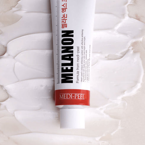 Vizați hiperpigmentarea și obțineți un ton mai uniform al pielii cu crema Melanon X Cream de la MEDI-PEEL. Acest tratament specializat este formulat pentru a estompa petele întunecate și a reduce producția de melanină, asigurând un ten mai clar și mai luminos. Găzduită într-un tub izbitor de culoare roșie și albă, această cremă este un accesoriu puternic pentru orice rutină de îngrijire a pielii axată pe combaterea decolorării