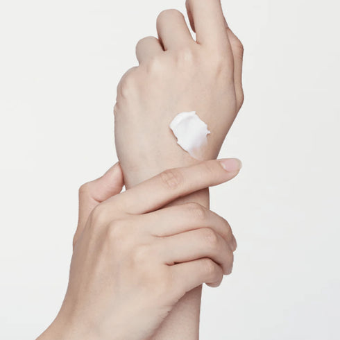 Mixsoon, Bifida cream, 60ml Răsfățați-vă cu îngrijirea îmbogățitoare a cremei Mixsoon Bifida Cream, elixirul dvs. de 60 ml pentru un ten rezistent și luminos. Creată pentru cei care prețuiesc puritatea în îngrijirea pielii, această cremă îmbină puterea lizatului de ferment Bifida cu o abordare minimalistă. Fiecare aplicare este un pas spre o piele fortificată care radiază de sănătate și vitalitate. Ideală pentru a hrăni apărarea naturală a pielii, oferind în același timp o hidratare profundă