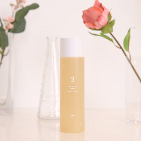 Tonifiază și iluminează-ți tenul cu Numbuzin No. 3 Super Glowing Essence Toner, o adevărată inovație în îngrijirea pielii. Cu o formulă avansată de 200 ml, acest toner nu doar că împrospătează și pregătește pielea pentru etapele următoare ale rutinei de îngrijire, dar este îmbogățit și cu esențe nutritive care conferă strălucire și vitalitate. Ideal pentru toate tipurile de ten, acest toner ajută la uniformizarea tonului pielii și la minimizarea aspectului porilor, oferind o bază perfectă