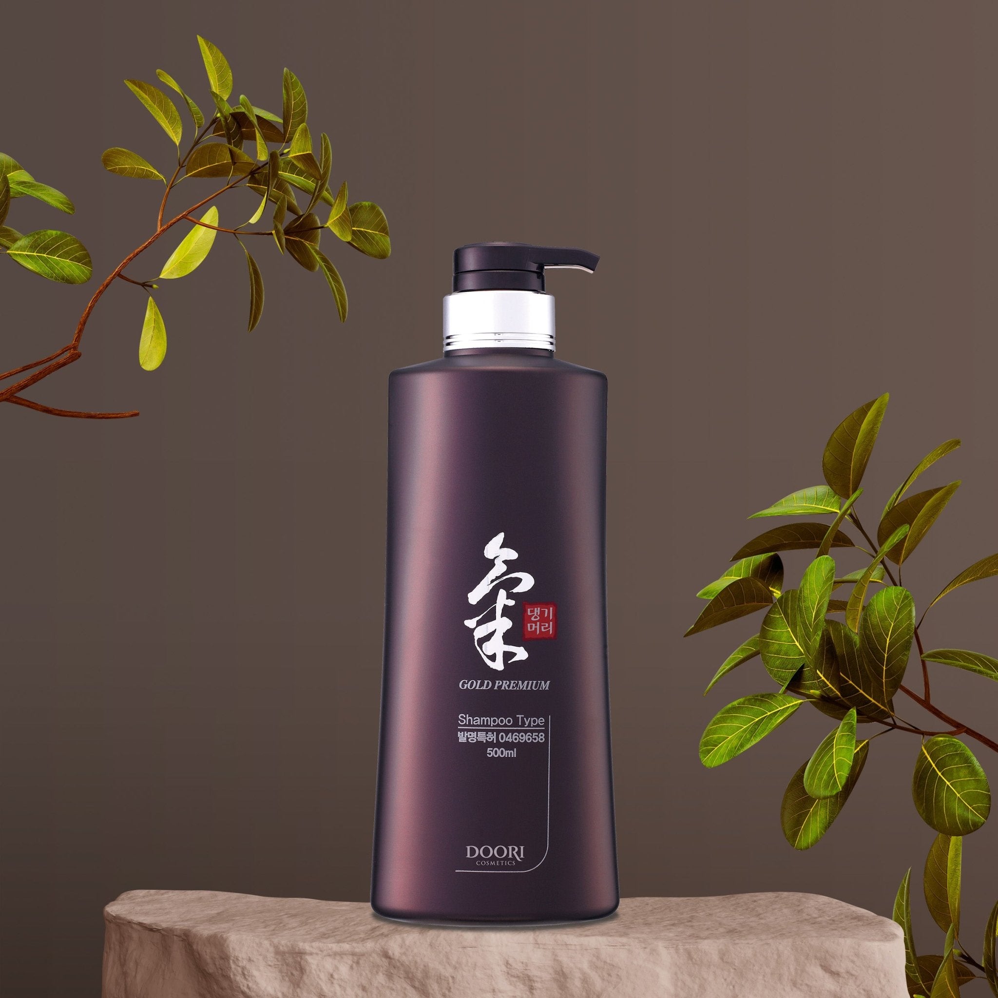  Șamponul premium Daeng Gi Meo Ri Ki Gold, prezentat într-un flacon elegant de 500 ml cu dozator, este un produs emblematic în rândul produselor de îngrijire a părului coreene. Acest șampon nu doar că curăță eficient, dar este îmbogățit cu ingrediente prețioase, inclusiv extracte de plante medicinale orientale, pentru a revitaliza și a hrăni părul de la rădăcină până la vârf. Protejează împotriva căderii părului și ajută la îmbunătățirea sănătății generale a scalpului, conferind părului un aspect lucios