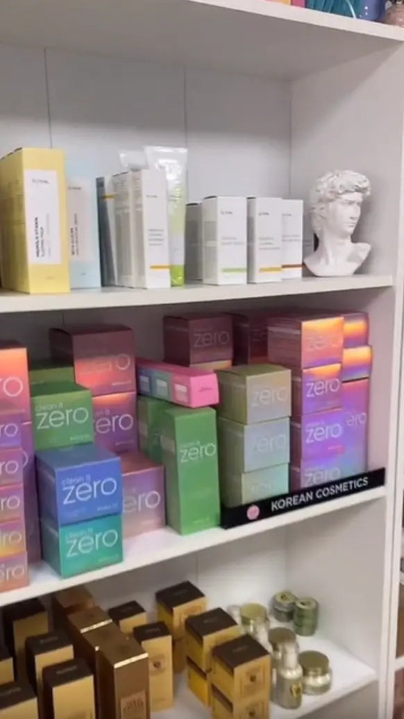 Metode de verificare a autenticității produselor cosmetice coreene - raft cu produse Banila Co și CLEAN it ZERO