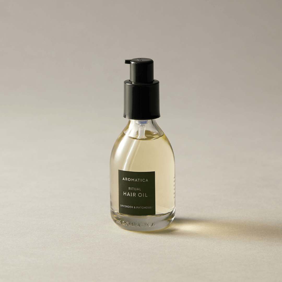 Bucură-te de un păr mătăsos cu Aromatica Ritual Hair Oil, bogat în ingrediente botanice hrănitoare. Ideal pentru îngrijirea zilnică și protecție împotriva agresiunilor externe.