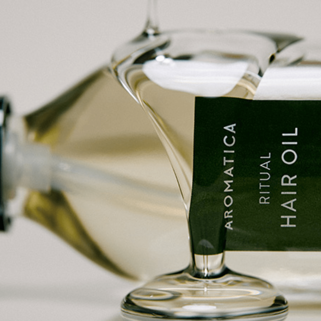 Redă vitalitatea părului cu uleiul Aromatica cu lavandă și patchouli, ideal pentru hidratare profundă și reparare. Textură lejeră, non-grasă, perfectă pentru toate tipurile de păr.