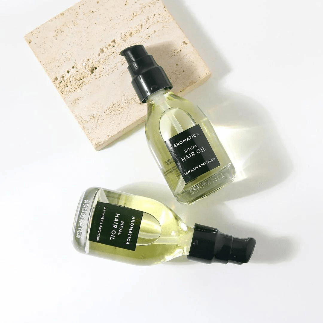 Aromatica Hair Oil cu lavandă și patchouli lasă părul strălucitor, neted și ușor de coafat. Ulei capilar vegan, potrivit pentru păr fragil, uscat sau vopsit.