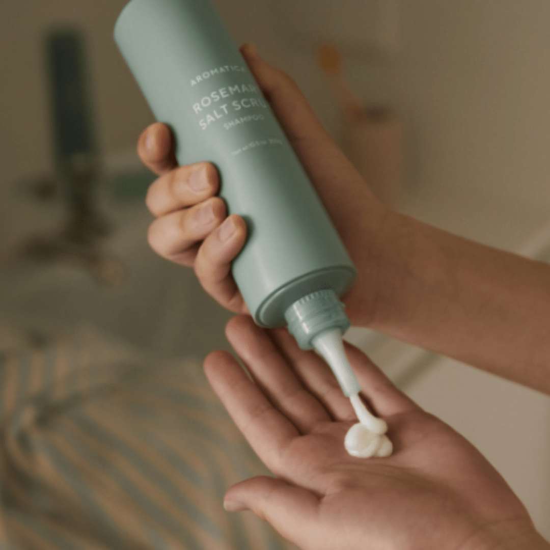 Experimentează o curățare profundă și un scalp revitalizat cu Aromatica Salt Scrub Shampoo cu rozmarin, perfect pentru echilibrarea scalpului sensibil.