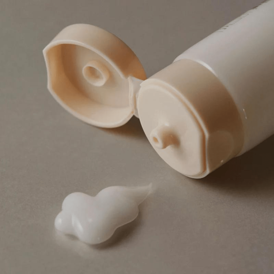 Bucură-te de o piele netedă și revitalizată cu Aromatica Aloe Soothing Cream, formulată cu extracte naturale. Ideală pentru hidratarea zilnică și calmarea tenului reactiv.