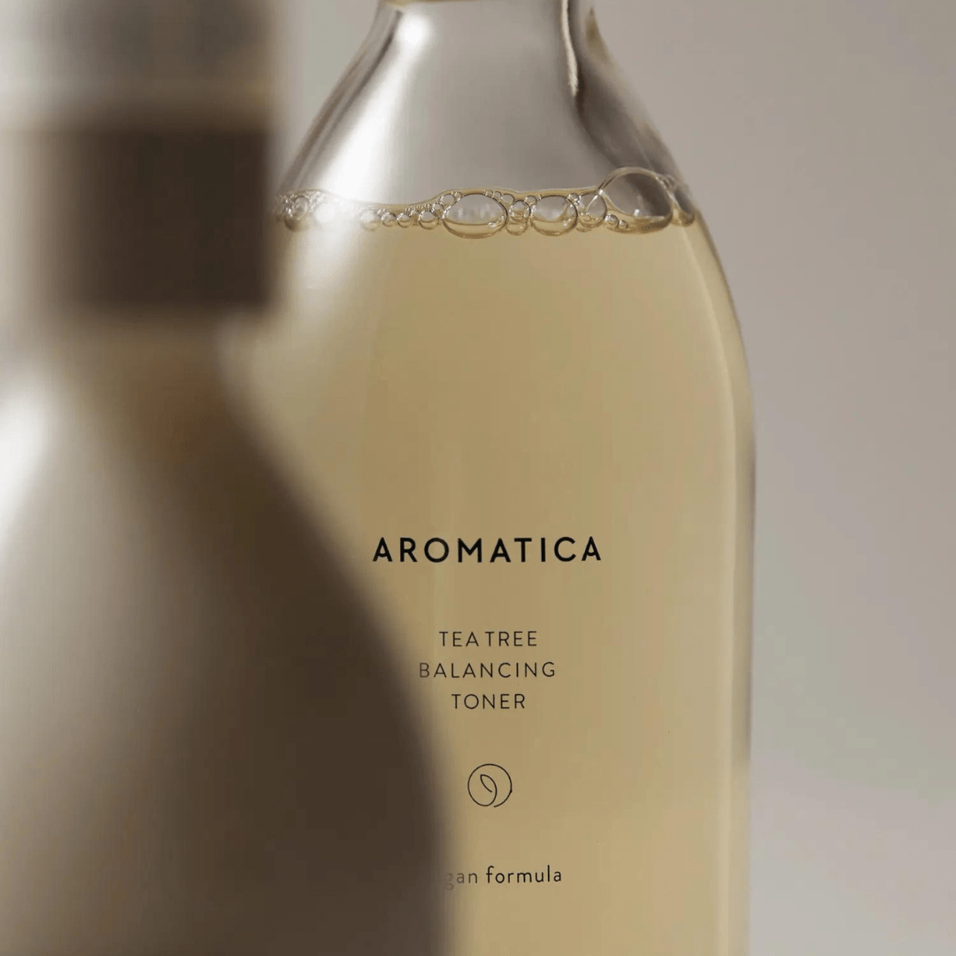Curăță, tonifică și protejează pielea cu Aromatica Balancing Toner cu arbore de ceai – soluția naturală pentru un ten clar și echilibrat.