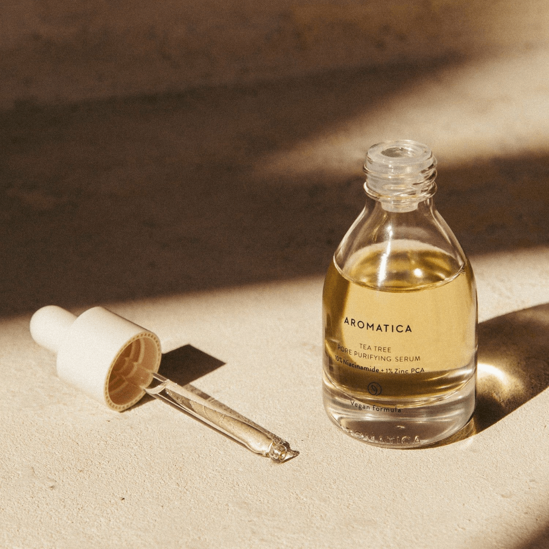 Obține un ten mai curat și uniform cu Aromatica Tea Tree Serum, bogat în ingrediente naturale și fără alcool. Soluție blândă pentru acnee.