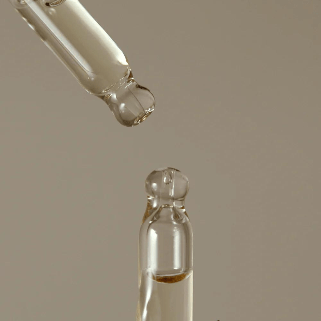 Serul Aromatica cu tea tree detoxifică porii și calmează pielea iritată. Recomandat pentru ten cu tendință acneică și pori dilatați.