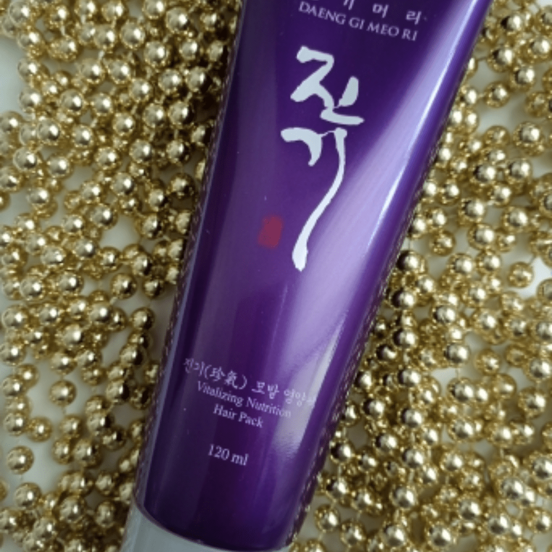  Masca de păr nutritivă și revitalizantă Daeng Gi Meo Ri Vitalizing oferă un tratament de excepție pentru îngrijirea părului. Prezentată într-un tub de 120 ml, această mască îmbogățită cu plante medicinale tradiționale coreene hrănește în profunzime, revitalizând și fortificând chiar și părul cel mai obosit și deteriorat. Formula sa specială este creată pentru a penetra firul de păr, redându-i vigoarea și elasticitatea naturală. Utilizare regulată poate aduce un plus de luminozitate și rezistență