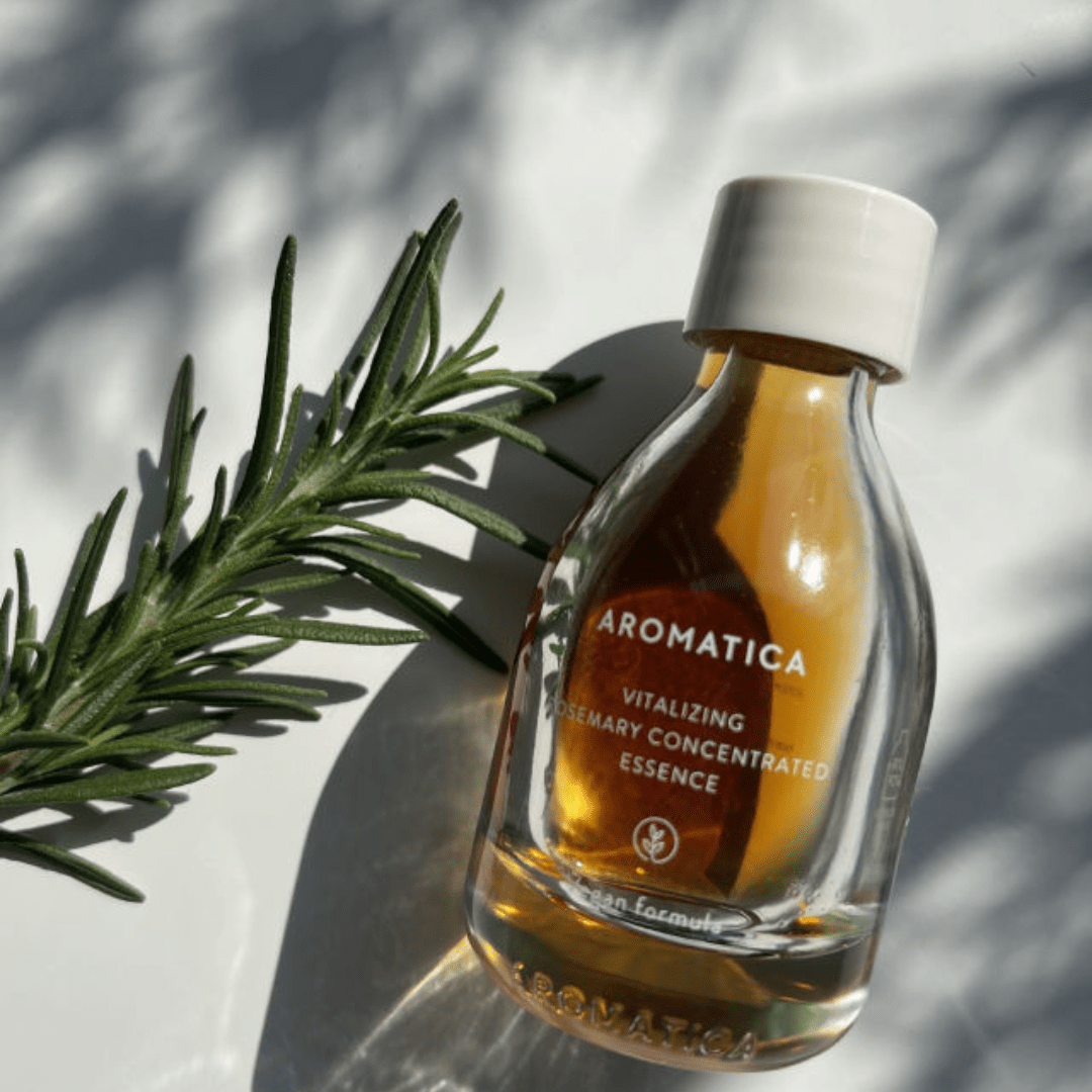 Aromatica Rosemary Concentrated Essence oferă un boost energizant și calmant, ideal pentru îngrijirea tenului sensibil și matur.