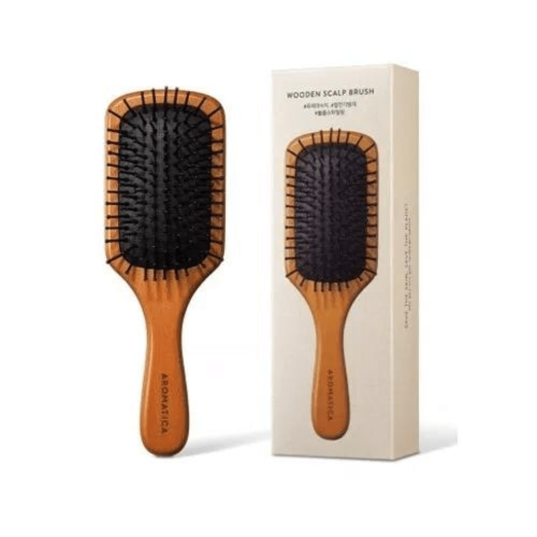 Îngrijește-ți părul de la rădăcină cu Aromatica Wooden Scalp Brush M, peria vegană care revitalizează scalpul. Ideală pentru uz zilnic, fără agresiuni.
