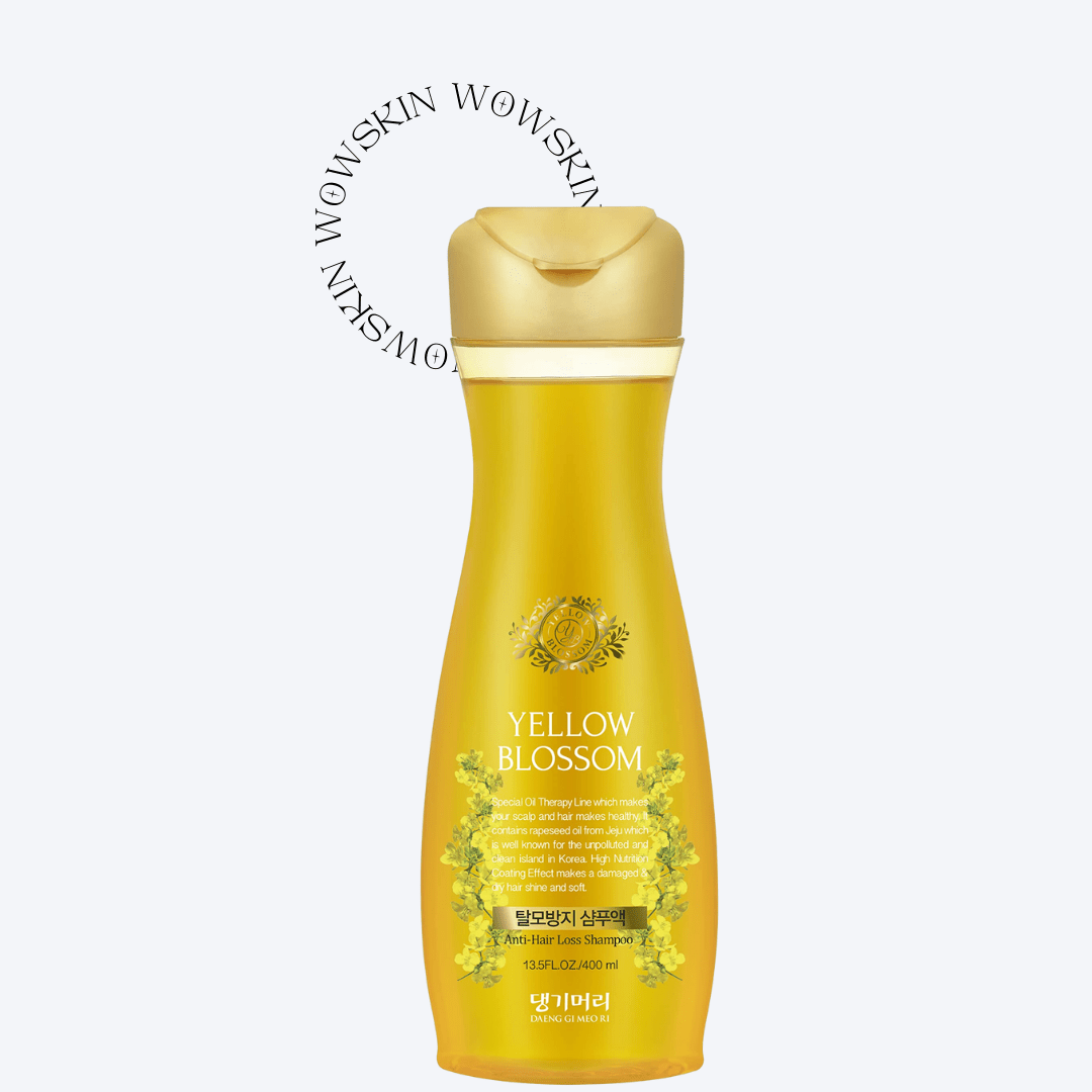  Șamponul Yellow Blossom Anti-Hair Loss de la Daeng Gi Meo Ri, prezentat într-un ambalaj atractiv de 400 ml, este o alegere excelentă pentru cei care se confruntă cu căderea părului. Cu o formulă inovatoare ce include ulei de semințe de rapiță, renumit pentru beneficiile sale nutritive, acest șampon nu numai că curăță eficient, dar oferă și un tratament împotriva căderii părului. Ingredientele selectate cu grijă ajută la revitalizarea și fortificarea rădăcinii părului,