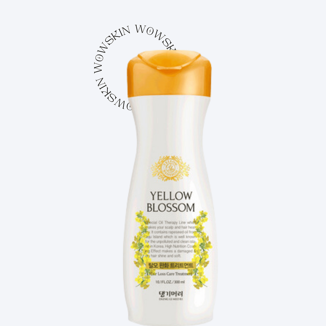  Tratamentul Yellow Blossom Hair Loss Care de la Daeng Gi Meo Ri, în prezentare de 300 ml, este dedicat revitalizării părului slăbit și predispus la cădere. Acest tratament intensiv este îmbogățit cu ingrediente hrănitoare precum uleiul terapeutic care stimulează scalpul și ajută la regenerarea părului. Rețeta sa specială cu Codonopsis Lanceolata, o plantă recunoscută în Coreea pentru proprietățile sale de întărire, împreună cu alte extracte botanice, contribuie la o îngrijire holistica a părului