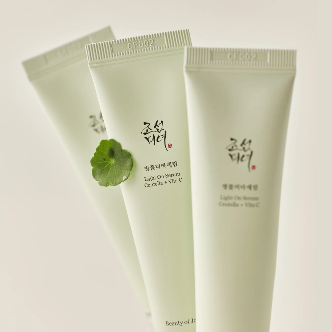  Iluminează-ți tenul cu Light On Serum Centella + Vita C de la Beauty of Joseon. Infuzat cu esențe naturale de centella asiatica și vitamina C, acest ser ușor este formulat pentru a îmbunătăți claritatea și strălucirea pielii. Cu proprietăți calmante și iluminatoare, serul tău zilnic devine un aliat de încredere împotriva semnelor de oboseală și pentru combaterea efectelor stresului oxidativ. Alege un ser inspirat din secretele de frumusețe ale Joseon, pentru un ten care iradiază sănătate și vitalitate