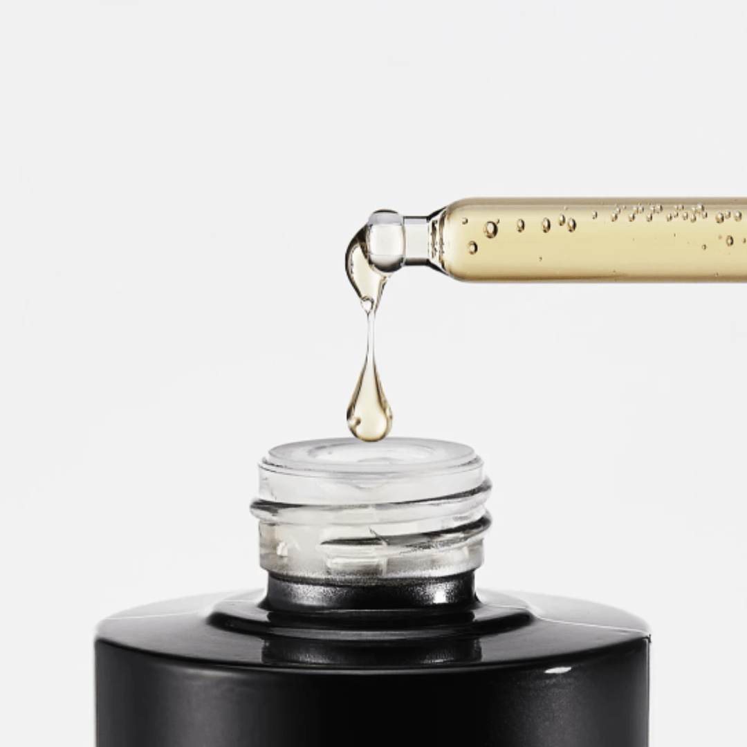 Infuzează-ți pielea cu esența vitalității cu ajutorul CELL TOXING DERMAJOURS AMPOULE de la MEDPEEL. Această fiolă de nutriție cu concentrație ridicată, cu extracte de celule vegetale, este un elixir puternic conceput pentru a vă hrăni și întineri pielea în profunzime. Prezentată într-o sticlă elegantă, neagră mată, cu accente aurii, este un simbol al rafinamentului în îngrijirea pielii.