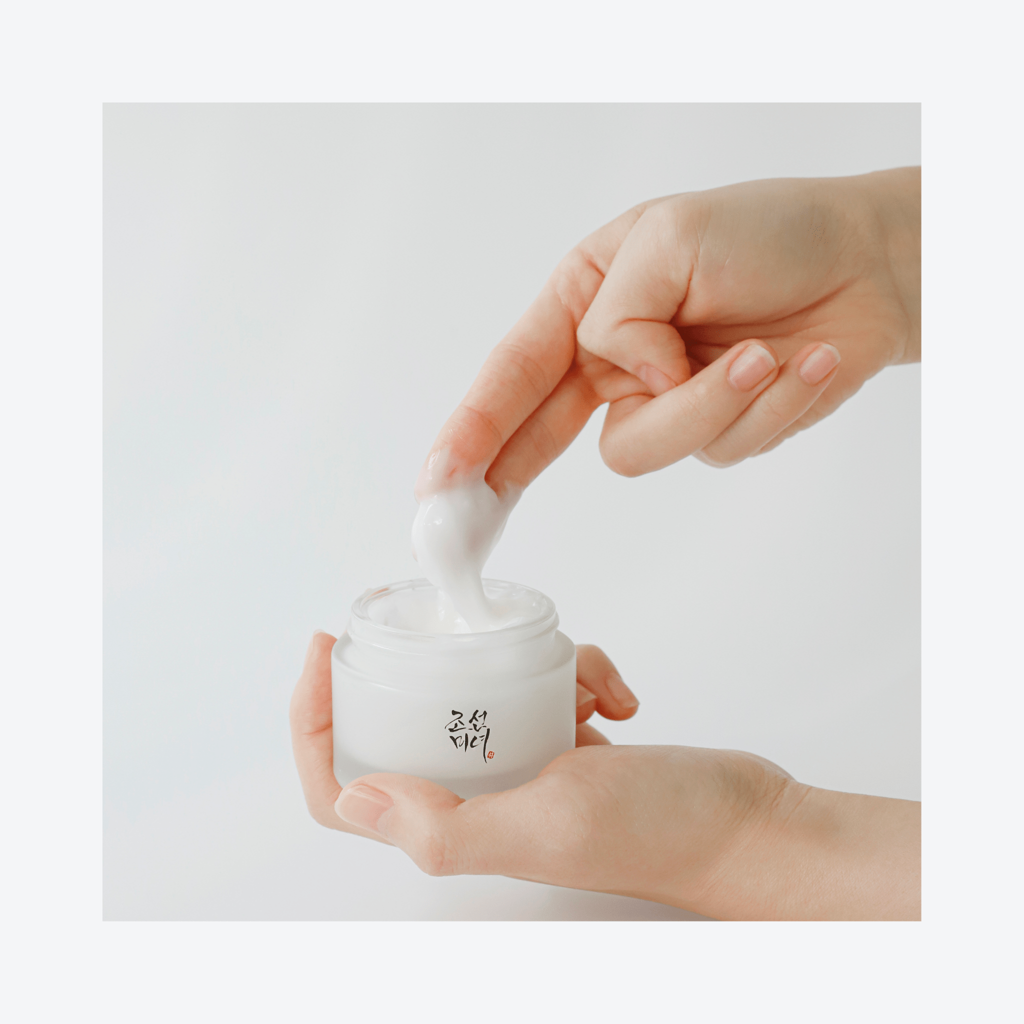 Hidratează și repară pielea cu Mini Dynasty Cream de la Beauty of Joseon, în format de 50 ml.
Cu extract de ginseng și apă de orez, oferă un ten neted, luminos și vizibil întinerit. wowskin.ro