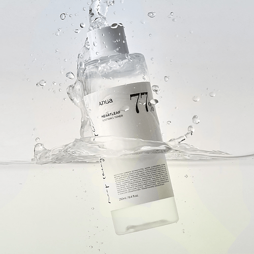 Toner coreean cu Heartleaf 77%, perfect pentru echilibrarea pH-ului și hidratarea pielii reactive. Anua Soothing Toner 250 ml ajută la calmarea porilor și prevenirea coșurilor.