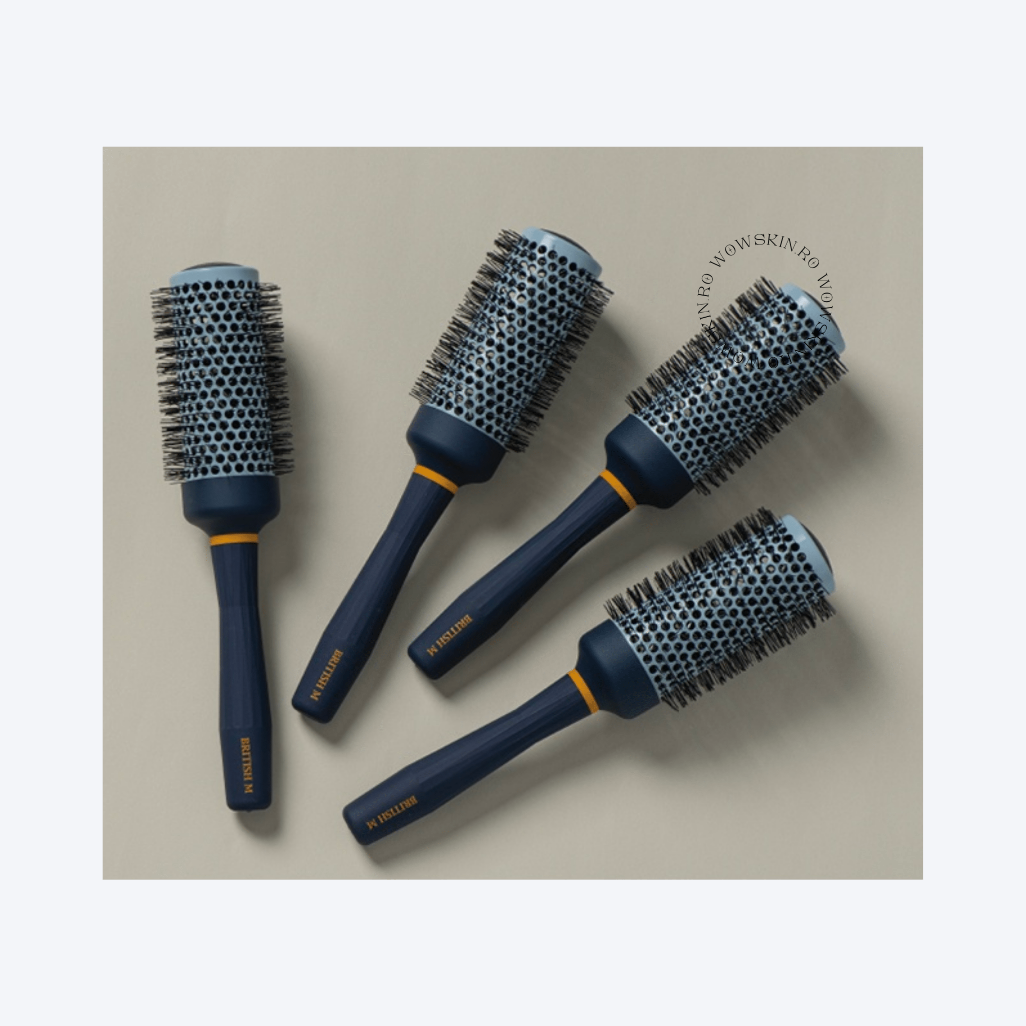  Peria ceramică British M Hot Curling este un instrument de coafare premium care combină funcționalitatea și designul pentru a oferi cele mai bune rezultate. Fabricată cu tehnologie ceramică avansată, această perie distribuie căldura în mod uniform, protejând părul și reducând riscul de deteriorare termică. Forma sa cilindrică este ideală pentru crearea buclelor naturale și a valurilor lejere, asigurând o finisare netedă și strălucitoare. Mânerul ergonomic asigură o manevrare ușoară și control precis