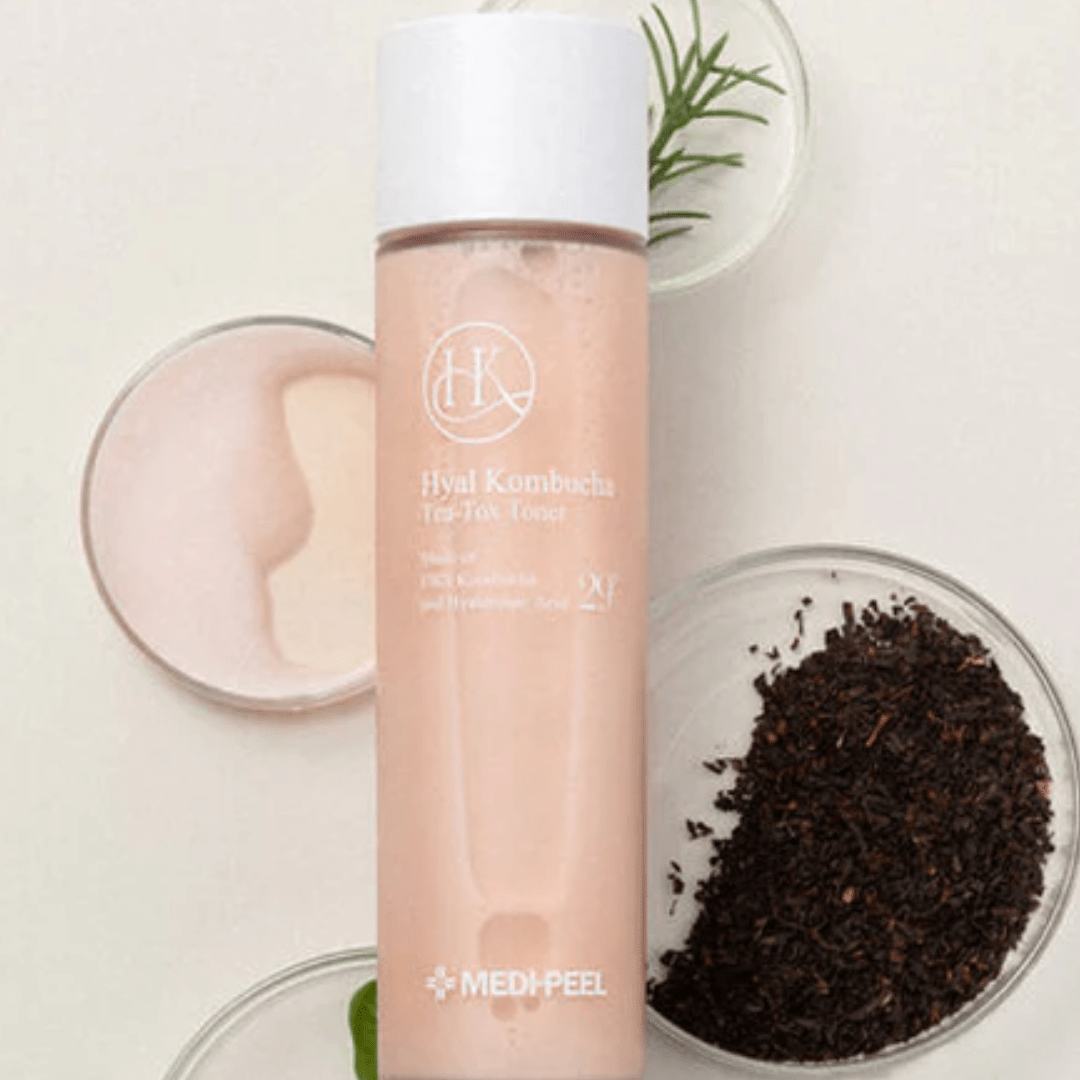 Începeți regimul de îngrijire a pielii cu atingerea revitalizantă a tonicului HYAL KOMBUCHA TEA-TOX TONER de la MEDIPEEL. Infuzat cu bunătățile Kombucha din Marea Britanie și acid hialuronic, acest tonic hidratează și pregătește pielea, asigurând un ten echilibrat și împrospătat. Flaconul cu gradient reflectă potența tonicului, promițând o experiență liniștitoare și hidratantă.