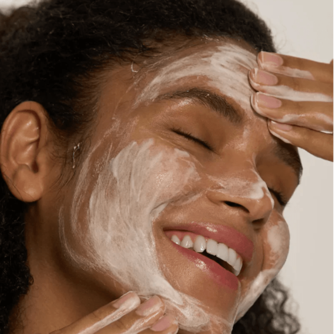 AXIS-Y Sunday Morning Foam Cleanser îndepărtează excesul de sebum și murdăria. Potrivit pentru ten mixt, gras sau sensibil.